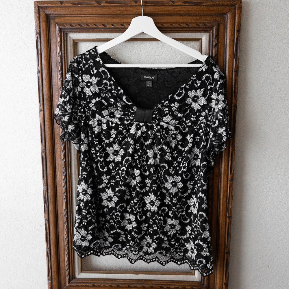 Avenue Lace Top Size 18/20 Black & White Floral Overlay Blouse Scalloped Hem